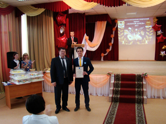 Депутат Вячеслав Тарасов наградил лучших учеников МОУ «СОШ № 44» по итогам 2016/2017 учебного года
